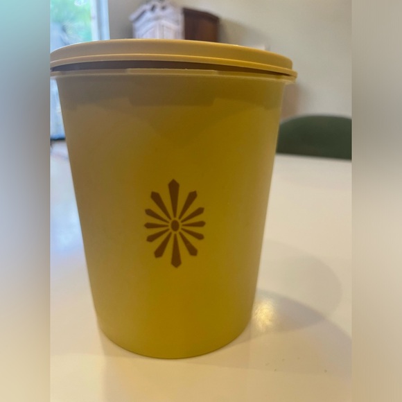 Vintage Tupperware Servalier Canister Container 805-4 Yellow with Lid - Picture 1 of 4